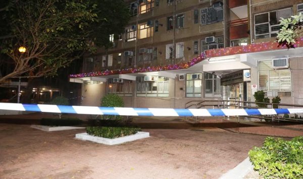 老钱庄 香港31岁男子用美工刀袭击一女子脸部手部后坠亡！警方回应